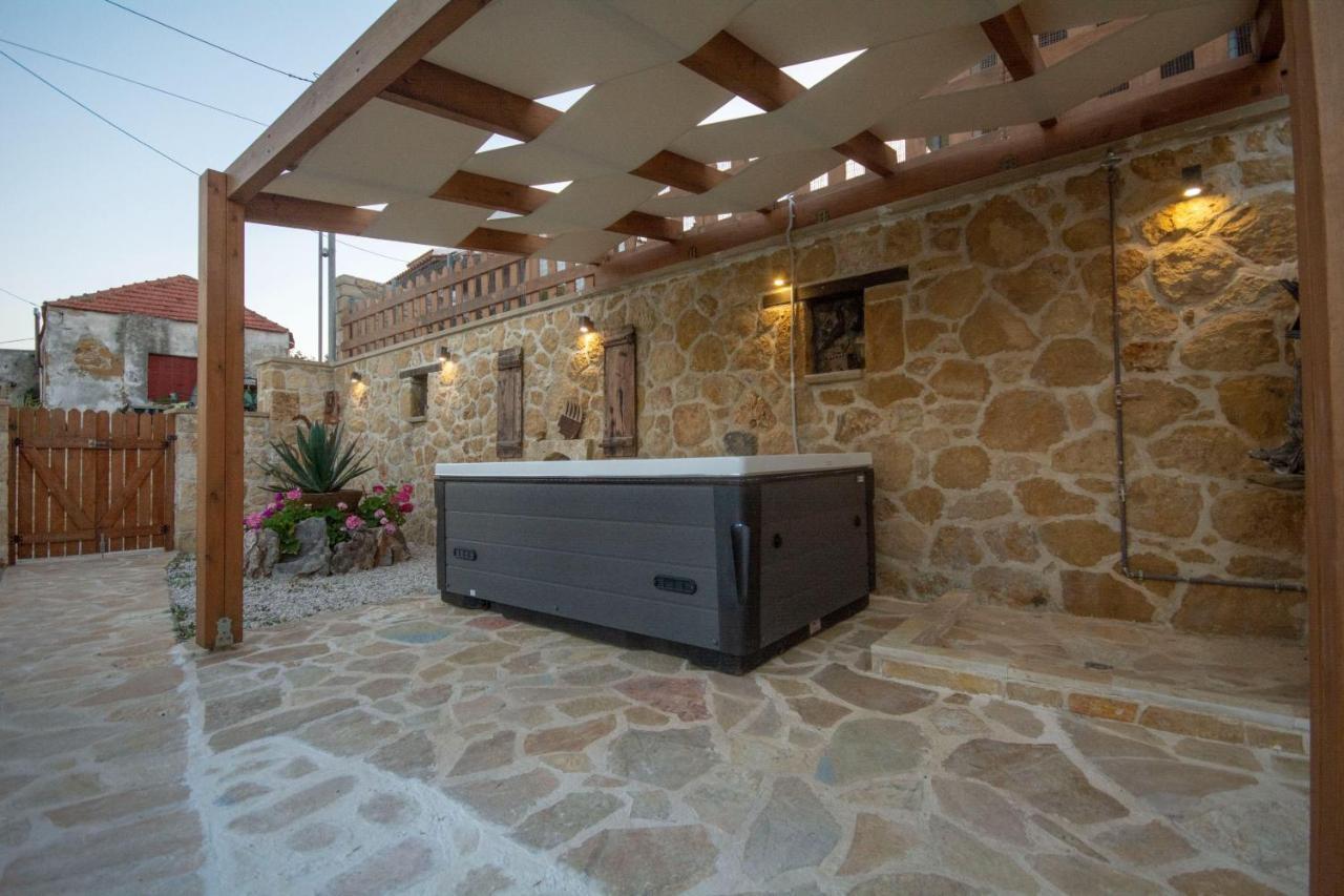 Pamelas House With Jacuzzi Kíssamos Esterno foto