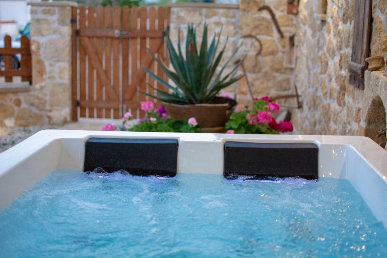 Pamelas House With Jacuzzi Kíssamos Esterno foto