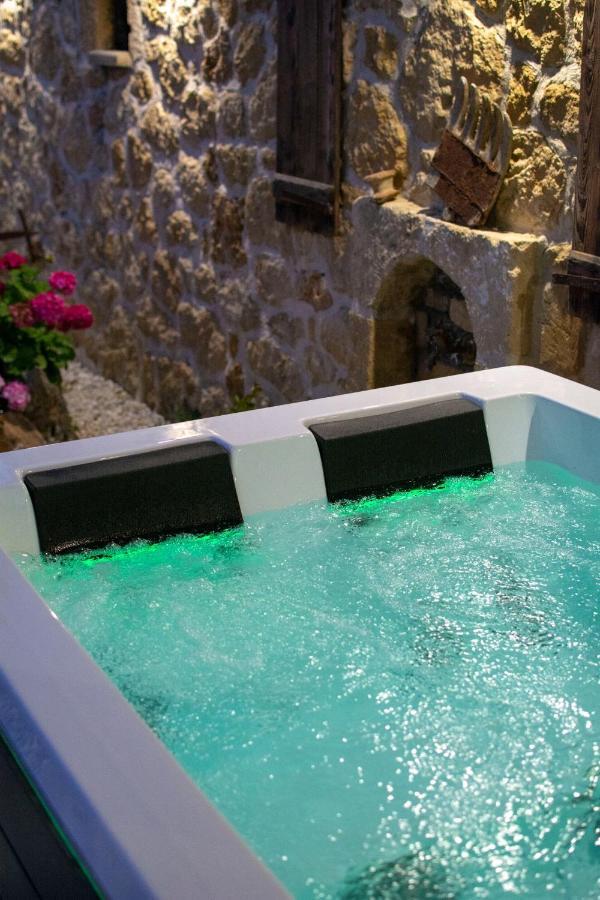 Pamelas House With Jacuzzi Kíssamos Esterno foto
