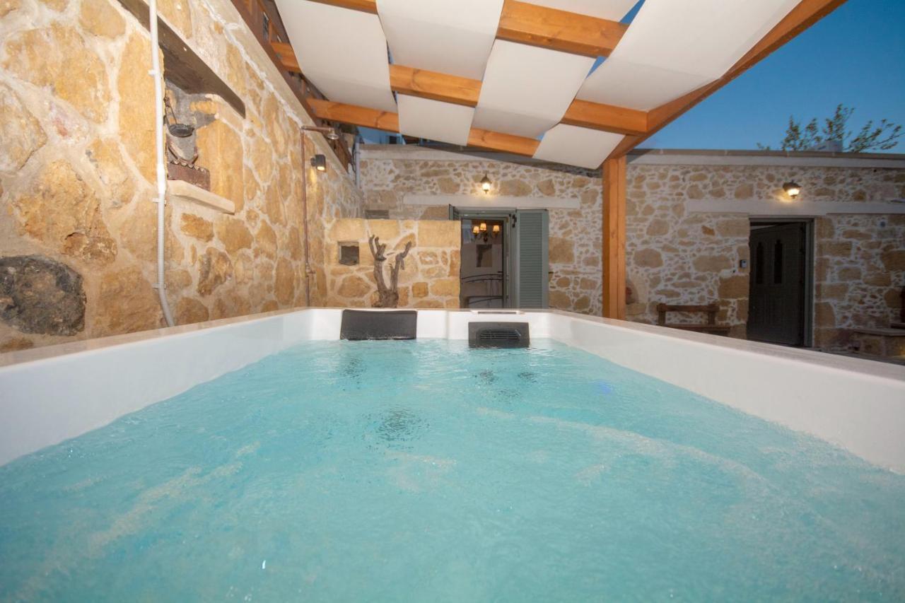 Pamelas House With Jacuzzi Kíssamos Esterno foto