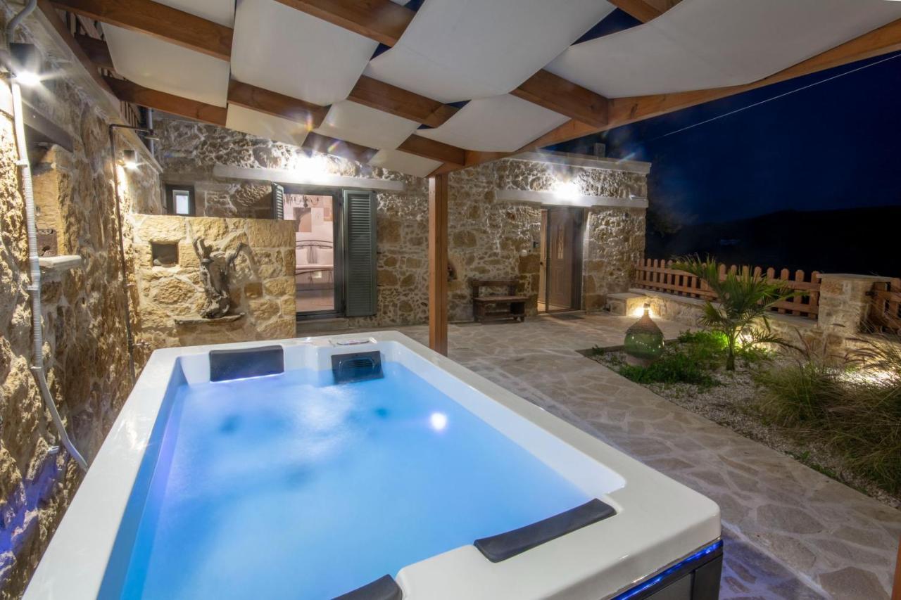 Pamelas House With Jacuzzi Kíssamos Esterno foto