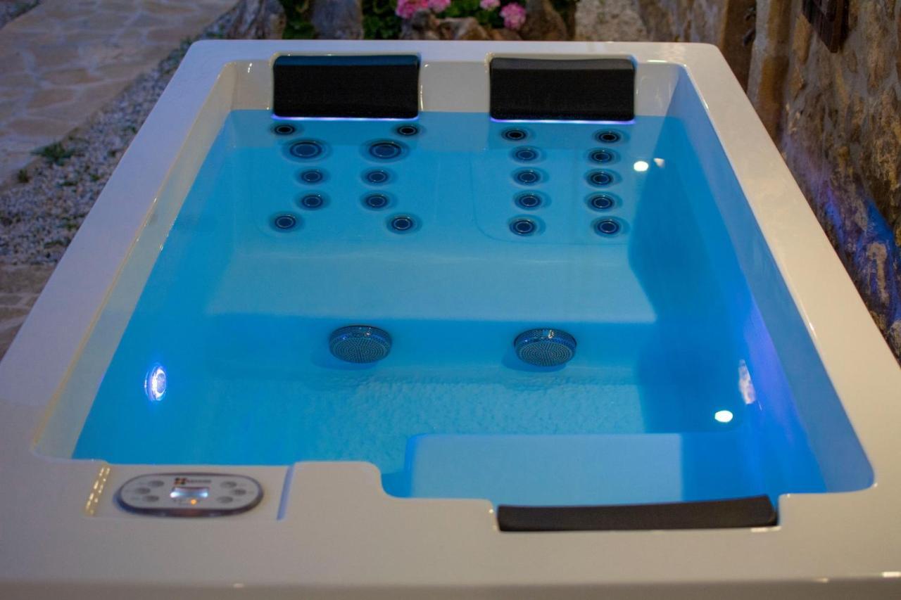 Pamelas House With Jacuzzi Kíssamos Esterno foto